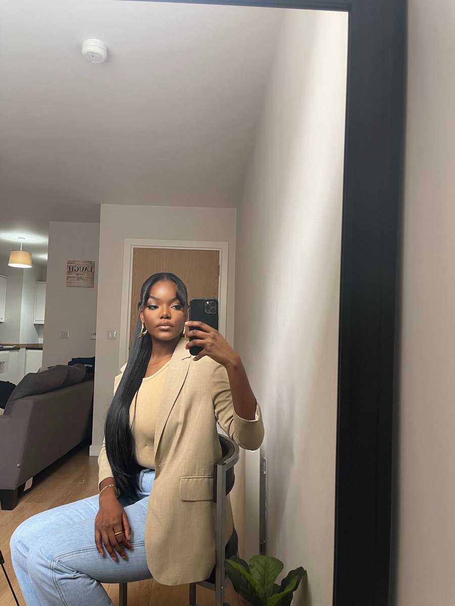 daniellemante's tweet photo. Neutrals and Gold Jewelry 🤎 https://t.co/WUJMeg7x4o