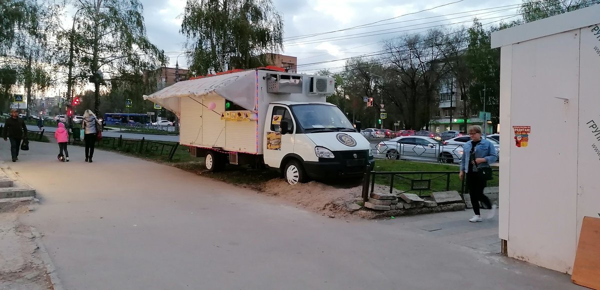 Хотелось бы получить ответ почему вместо благоустройства газона на него выставили авто с рыбой. Кто даёт разрешение на это безобразие???
