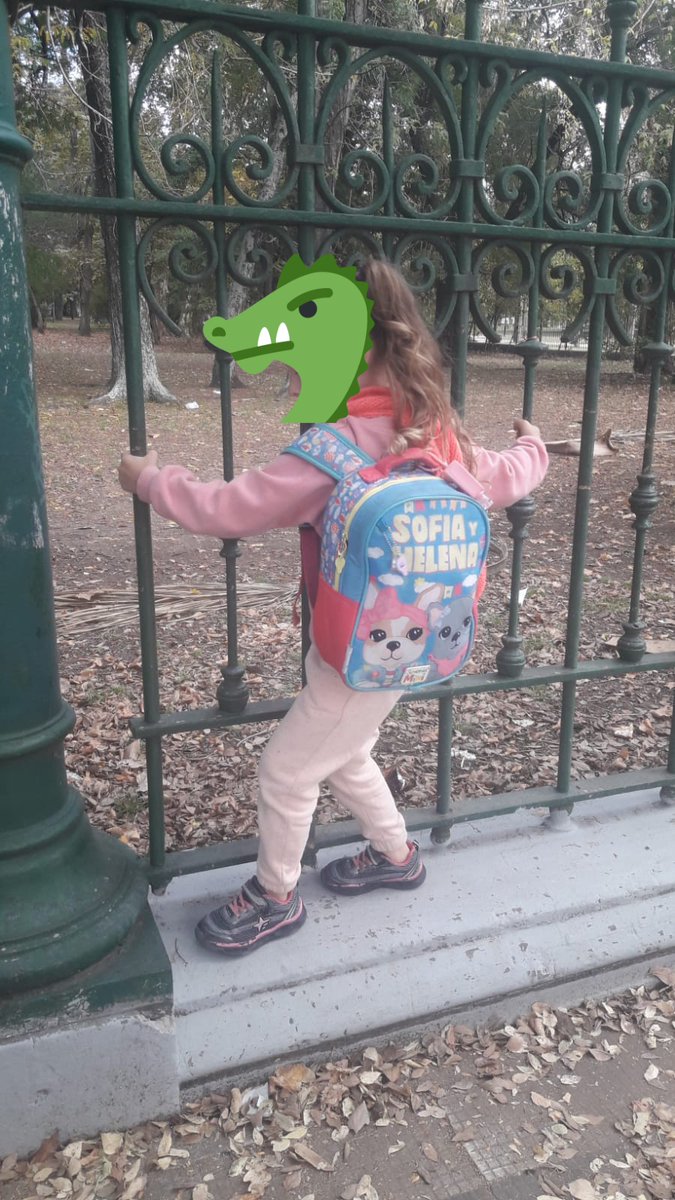 El papá de Lu olvidó la mochila en el 273 hoy al mediodía cuando la retiro del jardin. Lo que más nos importa es DNI y Carnet de la Obra Social y juguete de compañía. Gracias desde ya