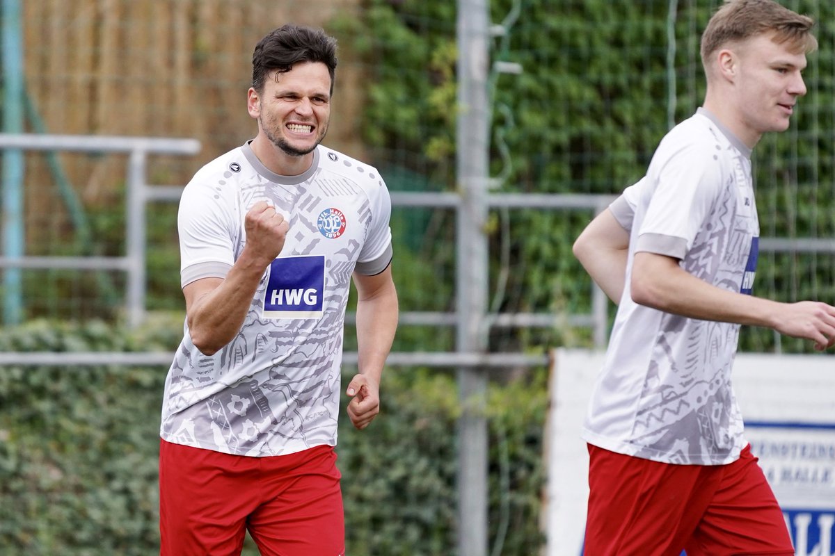 halle96de's tweet photo. Das war nicht nur das 3:0 bei #VfLspieltinternational - es war auch der 100. Oberligatreffer und das 25. Saisontor von @tomki_21 !

Herzlichen Glückwunsch, Tommy! https://t.co/EIbrObAIkj