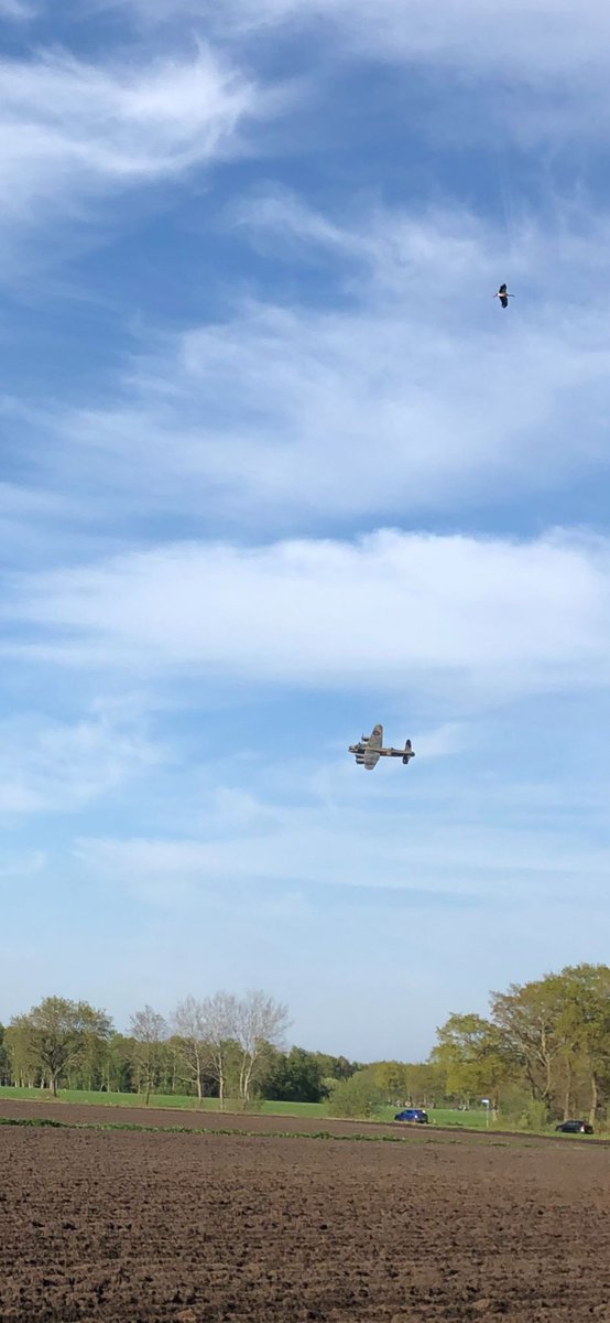 SimonHoekstra's tweet photo. Speciaal voor de #vliegtuigspotters: tijdens de fly-by van de #Lancaster was er in #Assen ook een #Uiver airborne! #twoship #jeziethetthuispas https://t.co/ZrSwUWV71i