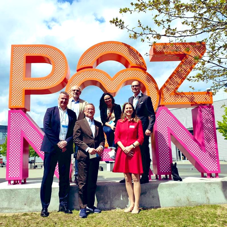 Great to meet live again, with the UFI Marketing Working Group in Poznan. After completing jury tasks, live participants easily found their photo spot! <a href="/UFILive/">UFI</a> <a href="/GrupaMtp/">Grupa MTP</a> <a href="/DWallusch/">Dorota Wallusch</a> <a href="/A_Herberholz/">Angela Herberholz</a> #UFIeurope