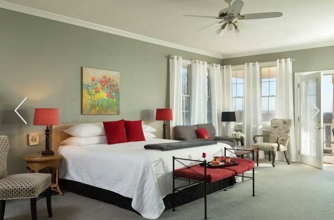ShilohMorning's tweet photo. Who wouldn’t want to wake up in this relaxing, serene suite, surrounded with the beautiful sunrise over the rolling countryside? 
Our suites in the main house have amazing views! Give us a call and let’s book your stay with us today! We can’t wait to see you! https://t.co/Jv9zlEktBS