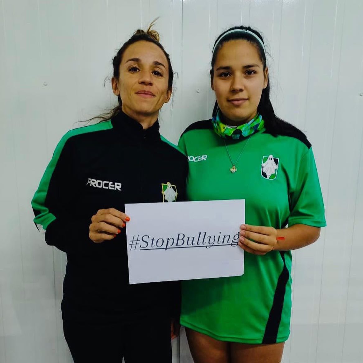 Campaña de concientización contra el #Bullying. 
•
Si un niño o niña la pasa mal, no es un chiste, no es cosa de chicos, ni es un tema sin importancia.
•
✅ Fomentemos el respeto.
✅ Brindemos un espacio de confianza para que los niños y niñas puedan expresar lo que sienten.