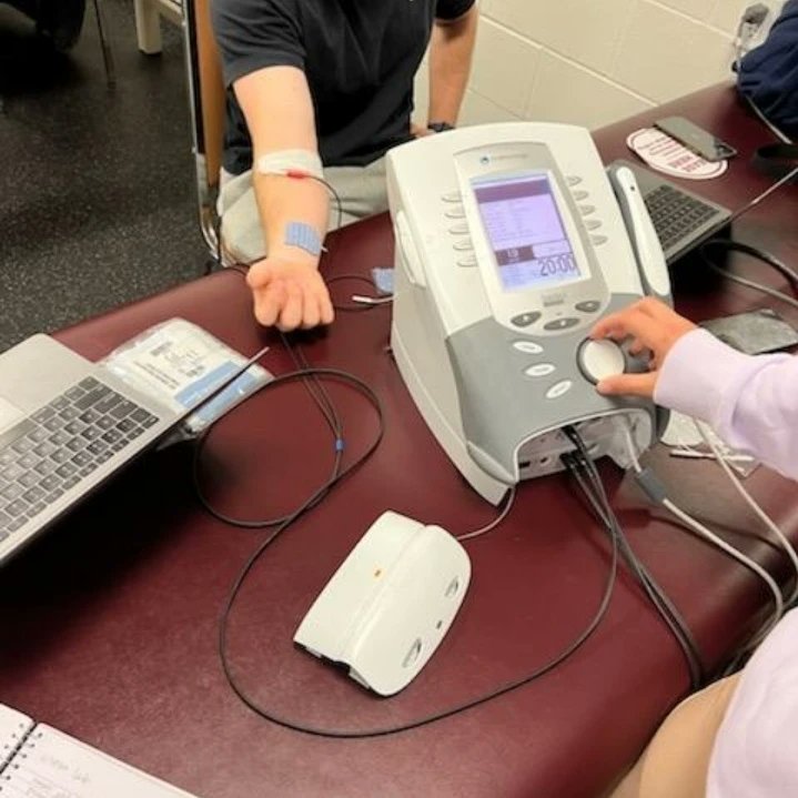 VCSUKHP's tweet photo. Studens in HPER 326: Therapeutic Modalities working on the electrical stimulation lab. #VCSU #vcsukhp https://t.co/mPj3A90PBC