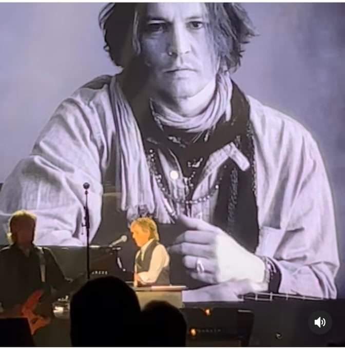Paul McCartney played with a huge photo of #JohnnyDepp in the background. What a lovely way to support him. #JohnnyDeppIsInnocent
#JusticeForJohhnyDepp