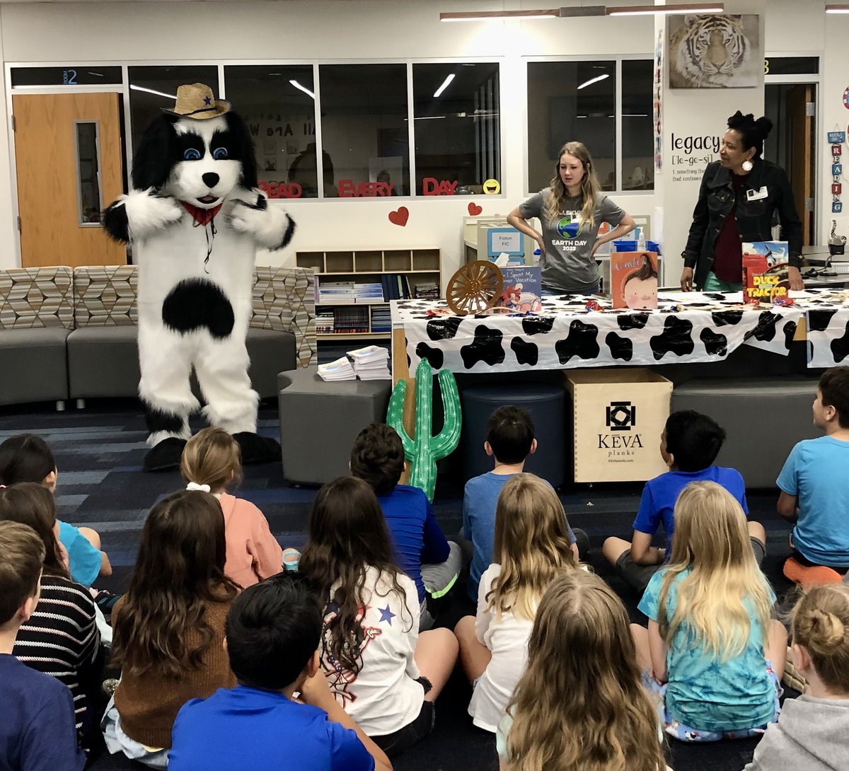 Thank you @ColleyvilleLib for bringing Rocket to tell us all about the upcoming Summer Reading Program! #oct4u #gcisdlib 
Let’s Read Ya’ll! Tigers, be sure to sign up starting May 23!
colleyvillelibrary.com/programs-event…