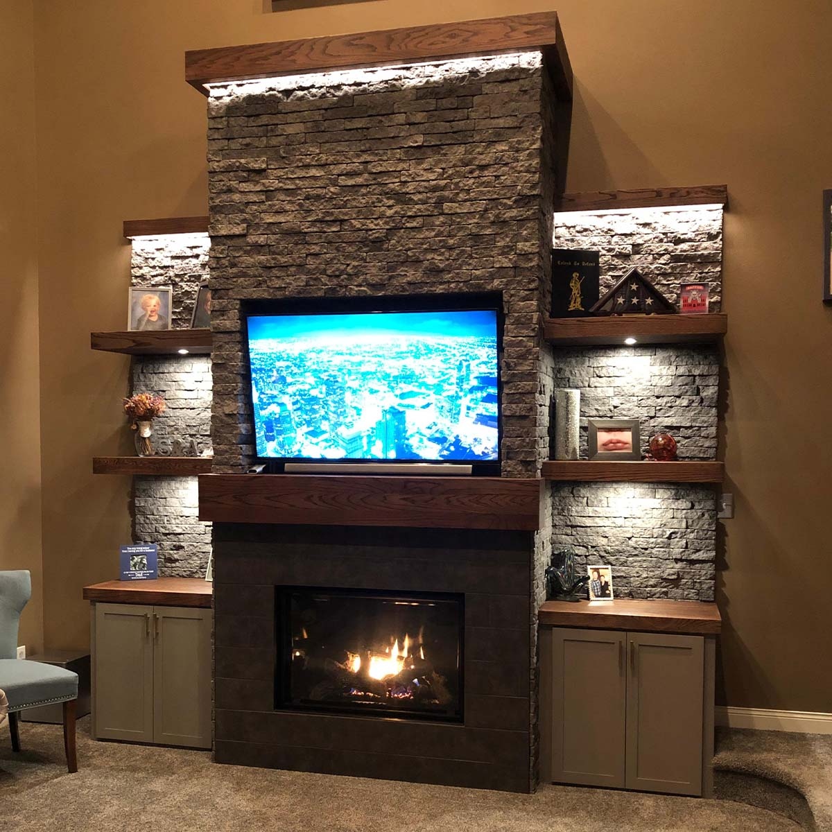 Read our latest blog about what steps you need to take to safely install Evolve Stone around your fireplace: bit.ly/3xrCljB #EvolveStone #StoneFireplace #StoneVeneer

Style: District View
Color: Phantom Shadow