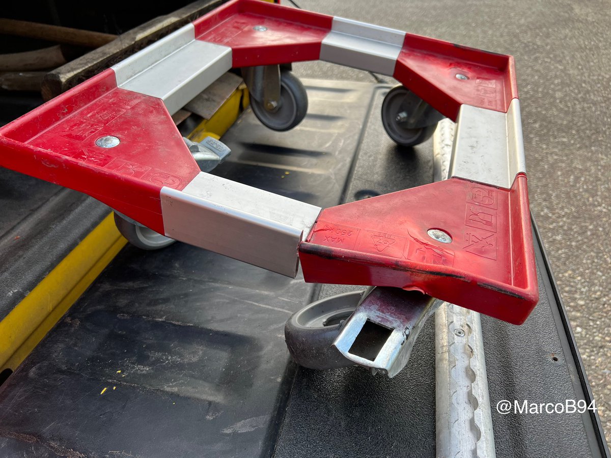 Bij een ongeval op de N219 heeft mijn kegelkar vanavond zijn laatste meters uitgereden. Toont maar weer aan hoe goed sommigen met het verkeer bezig zijn.. Nog niet te beginnen over de kegels die omver gekegeld (haha😅) werden. #weginspecteur #enallemaalgewoondoorrijden