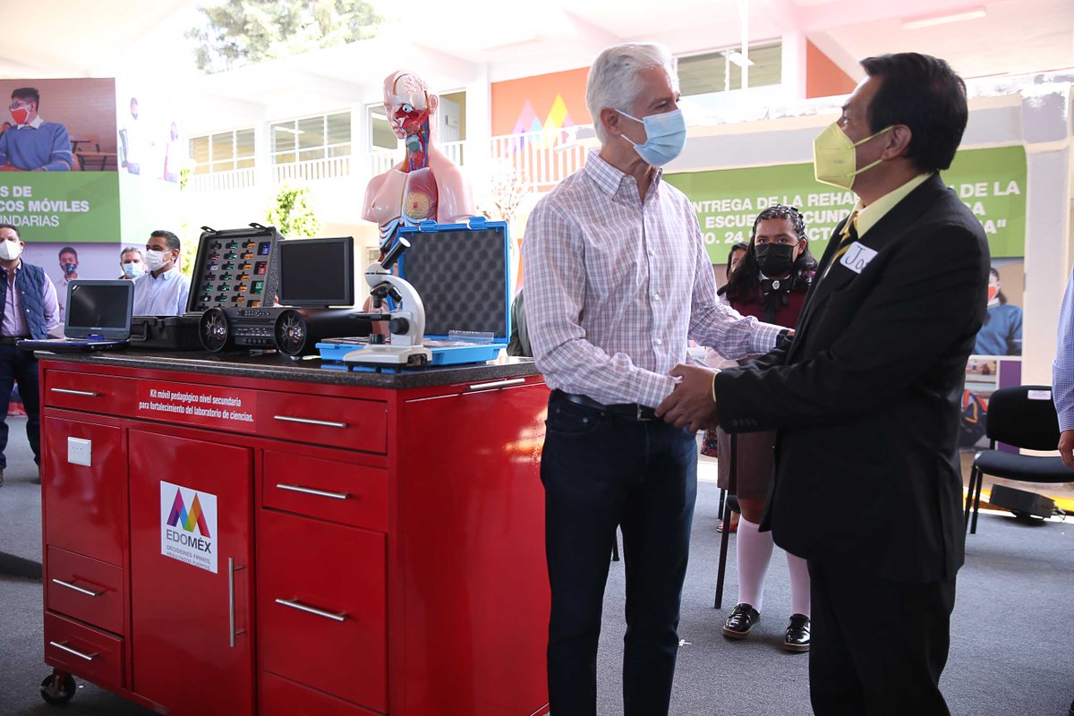 Entregamos paquetes de laboratorios a 800 planteles de secundaria del #Edoméx, en beneficio de más de 300 mil alumnos mexiquenses.
