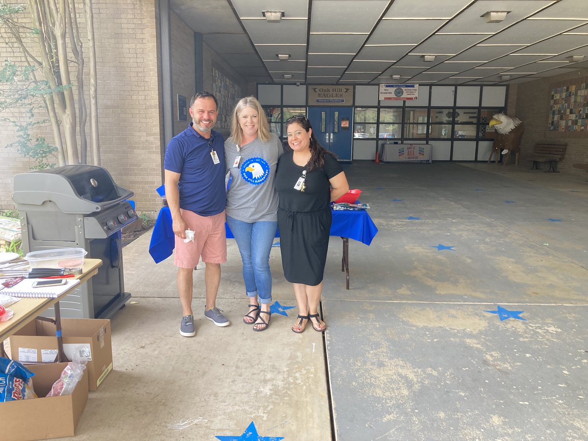 OHE4th's tweet photo. OHE teachers enjoyed the most delicious lunch today! Hamburgers and hotdogs, fresh off the grill, provided by our thoughtful Admin Team! @OakHillElem @AlexandraTarpl1 #TeacherAppreciationWeek https://t.co/bi7wEZ0t8K