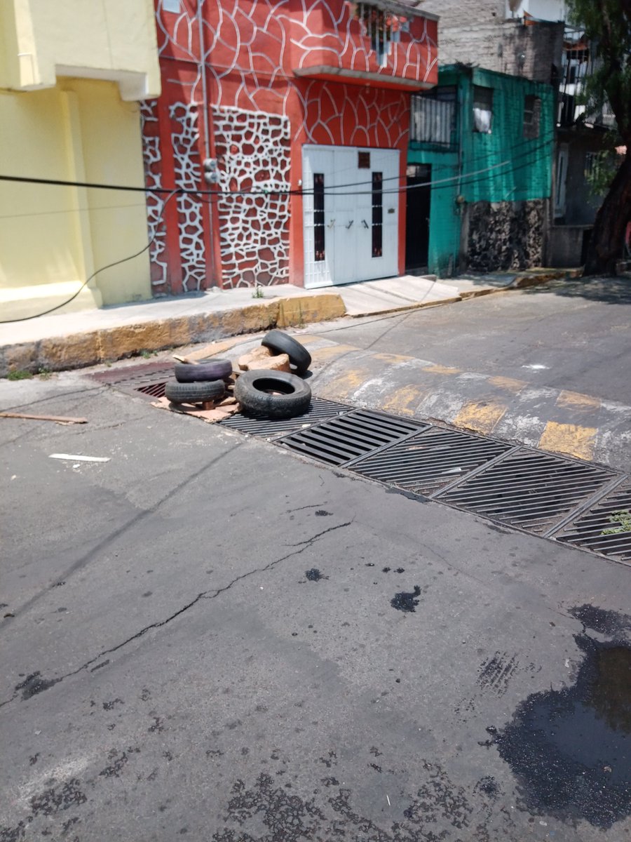 heriber30716585's tweet photo. Urge reparar las rejas de las coladeras de la calle Mina de plata, entre Lemus y Maíz, col. Xalpa @ClaraBrugadaM @Alc_Iztapalapa https://t.co/QqxzSBVORB