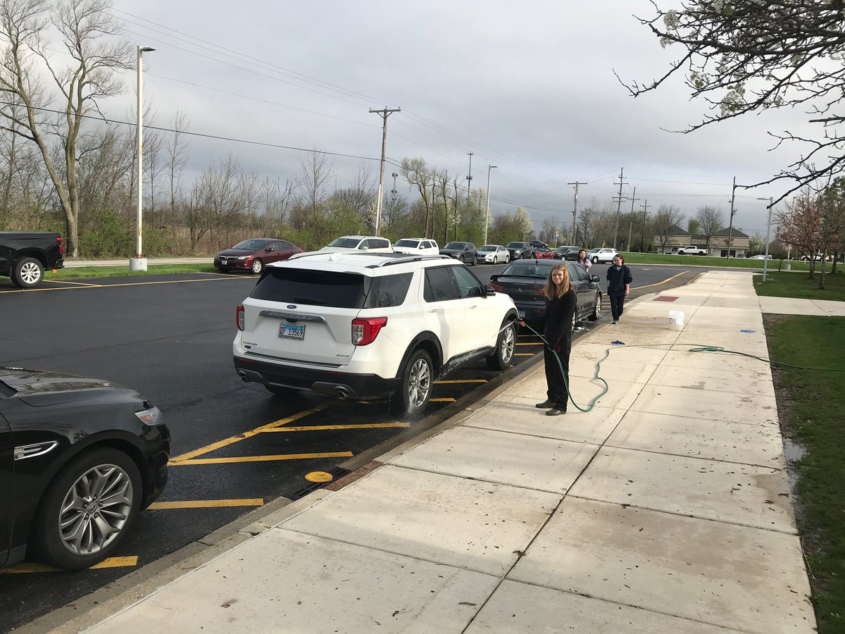 OQNennDavid's tweet photo. #OQMS Student Council washing cars to show our appreciation for our  staff!! #sd113a #IAJHSC https://t.co/htdFHo2lPN