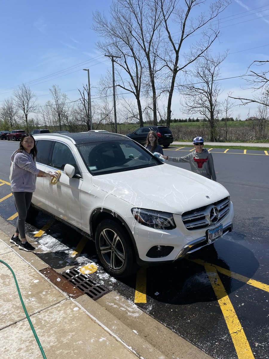 OQNennDavid's tweet photo. #OQMS Student Council washing cars to show our appreciation for our  staff!! #sd113a #IAJHSC https://t.co/htdFHo2lPN