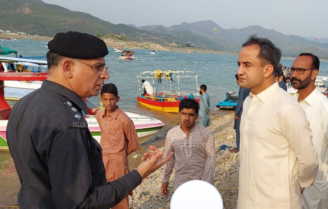 HaripurPolice's tweet photo. ڈی پی او ہری پور لیفٹینٹ کمانڈر (ر) کاشف آفتاب عباسی کی عید کے دوسرے روز خانپور ڈیم دورہ کے دوران https://t.co/ZidSNxTEPQ