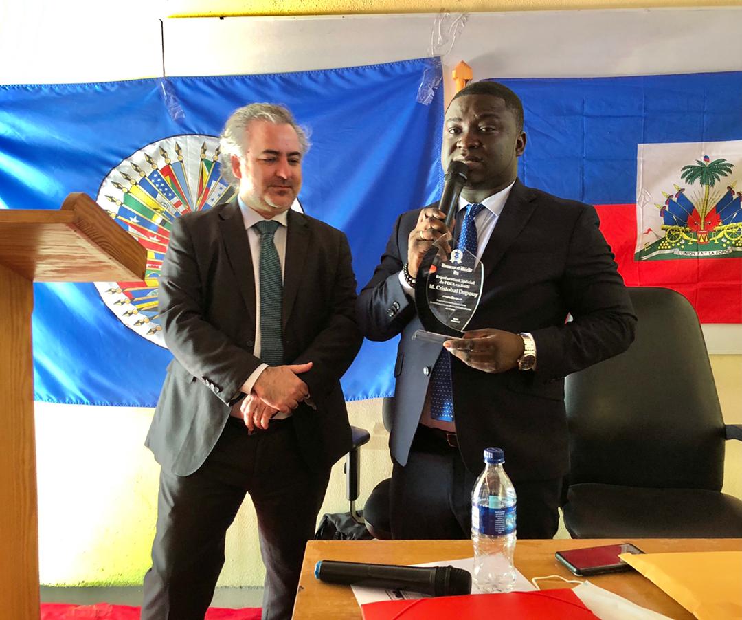 bibystilll's tweet photo. J'ai reçu avec une joie indicible le Représentant Spécial de l'OEA en Haïti, @CristoDupouy, qui a présenté à l'amphi de l'IDRI une formidable et instructive conférence sur le multilatéralisme (OEA) en Haïti.
#Multilatéralisme OEA
#IDRI https://t.co/OSiDgiSc2j