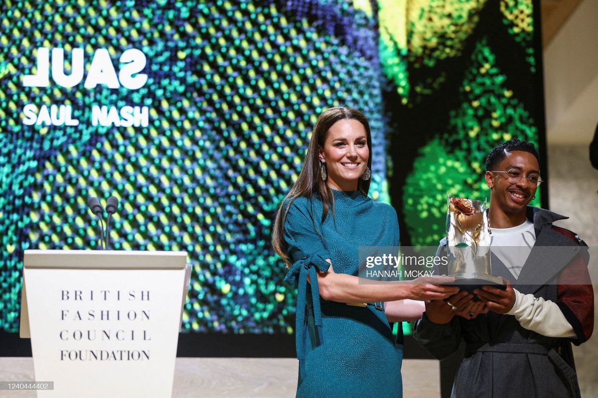 The #DuchessofCambridge presented trophy of 'The Queen Elizabeth II Award for British Design' to winner and British fashion designer Saul Nash. 📸 Hannah Mckay // Pool // AFP via Getty Images