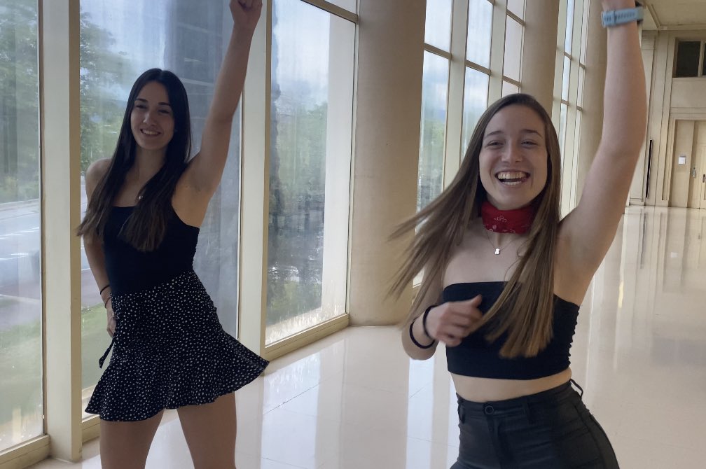 Sproteaminefc's tweet photo. Bones Sproteamers! 
Com bé us vam anunciar, aquesta setmana ens hem posat artístics i ens ha sortit la vena cínica🎥🎶

És per això que aquí us deixem un petit fragment del musical ✨GREASETEMPO✨

Esperem que us sigui útil per temporalitzar!

https://t.co/RvkooaL7Kg
#2022_PEAFE https://t.co/EM0I1i1zNR