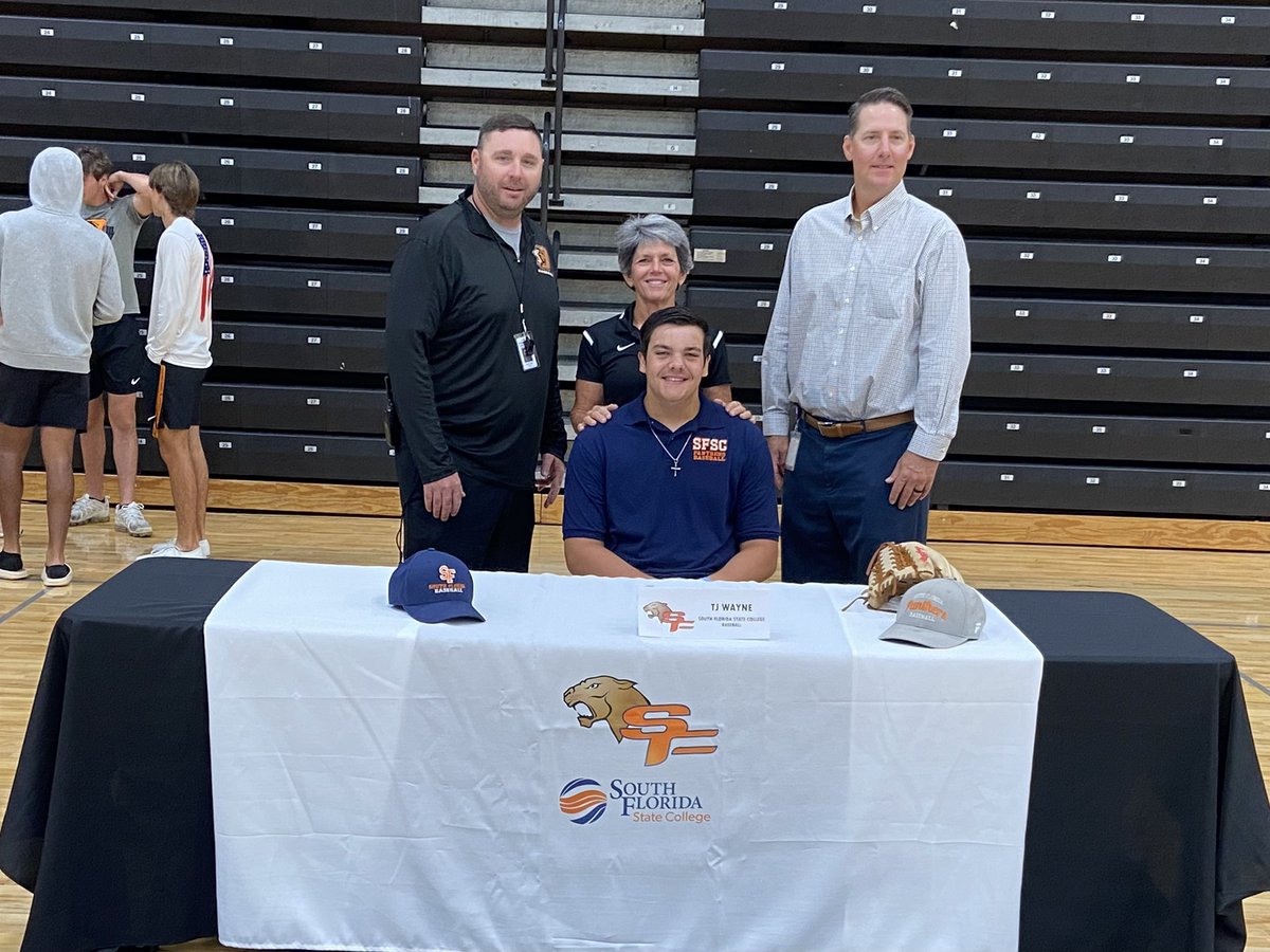 TJWayne15's tweet photo. Thank you @oviedo_baseball and @enright_phil for making any of this possible. Thank you to my parents and all my teammates. It has been a special 4 years. @SFSCAthletics https://t.co/zRmv1OHhLy
