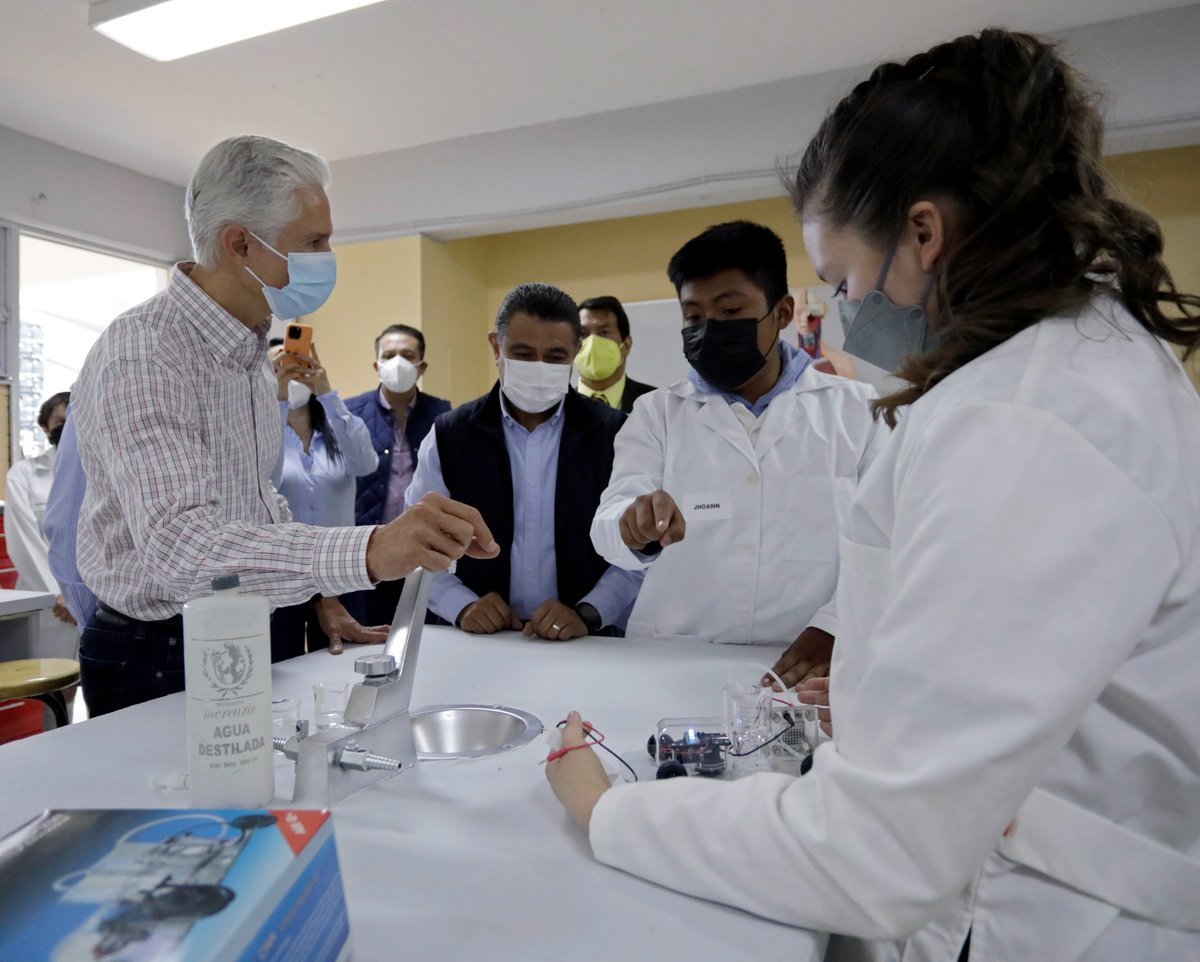 Visitamos la Secundaria Técnica No. 24 “Ing. Víctor Bravo Ahuja” en #Tlalnepantla. La equipamos y rehabilitamos totalmente para que los alumnos se preparen en las mejores condiciones.