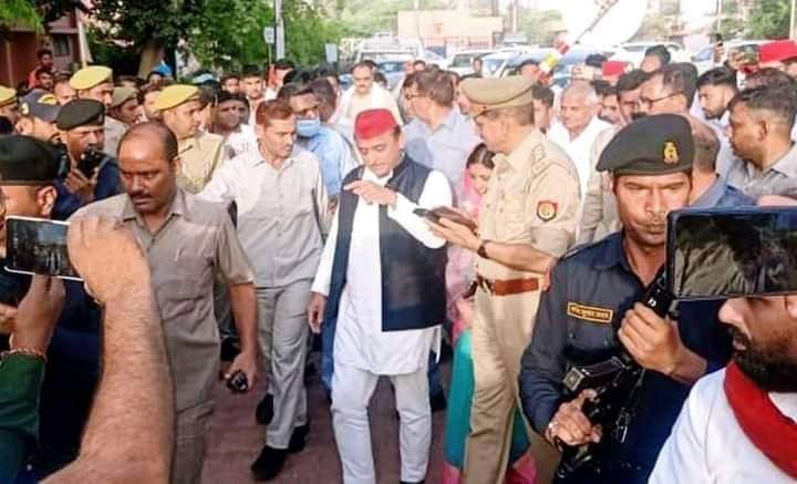 Shakshising's tweet photo. आदरणीय राष्ट्रीय अध्यक्ष जी ललितपुर में पीड़ित परिवार से मिलें https://t.co/DTNxoHrHHO