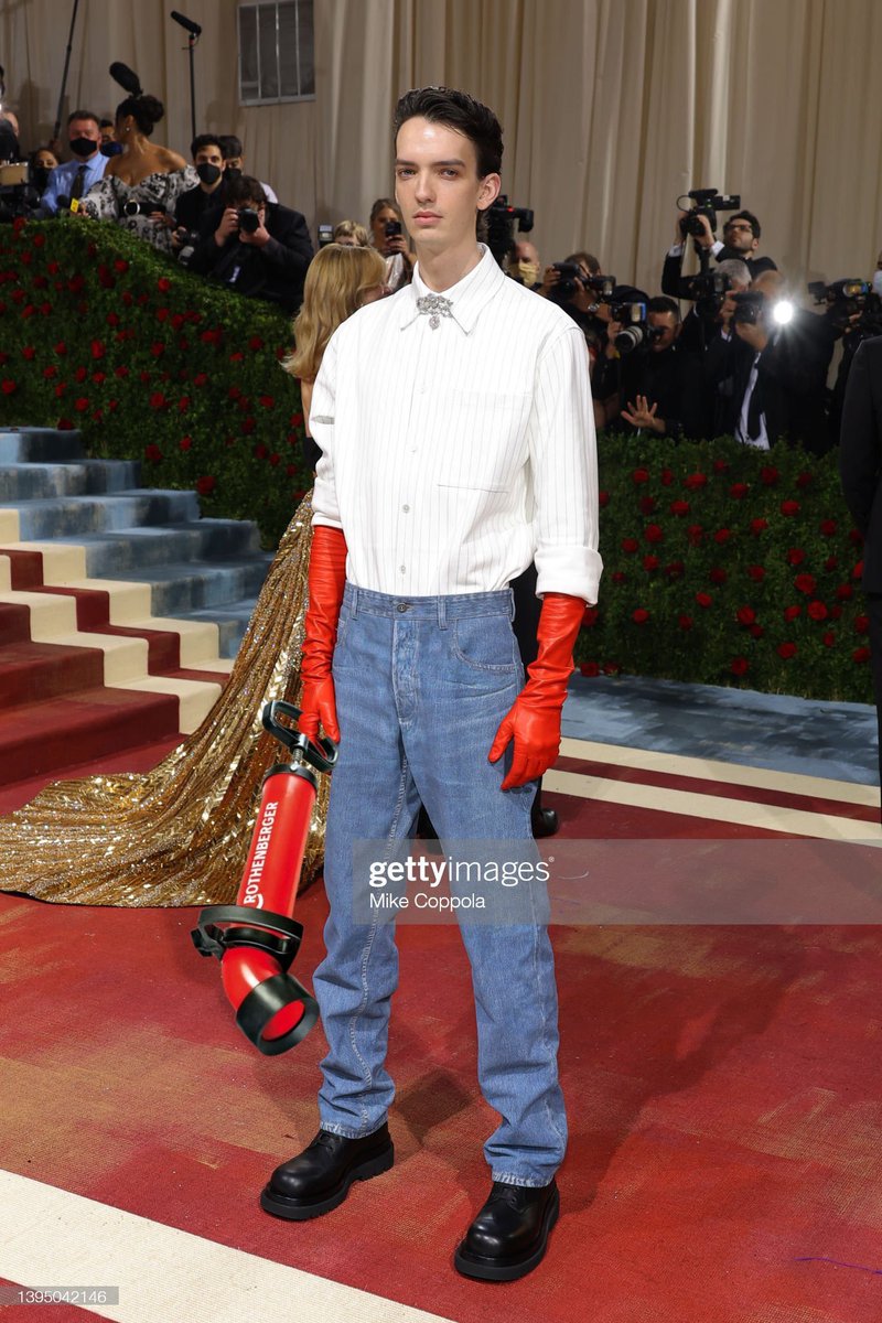 Être appelé pour aller déboucher les chiottes du #MetGala2022 cela est juste la meilleure sensation🥹🔥🚽 #proud #DepannageExpress