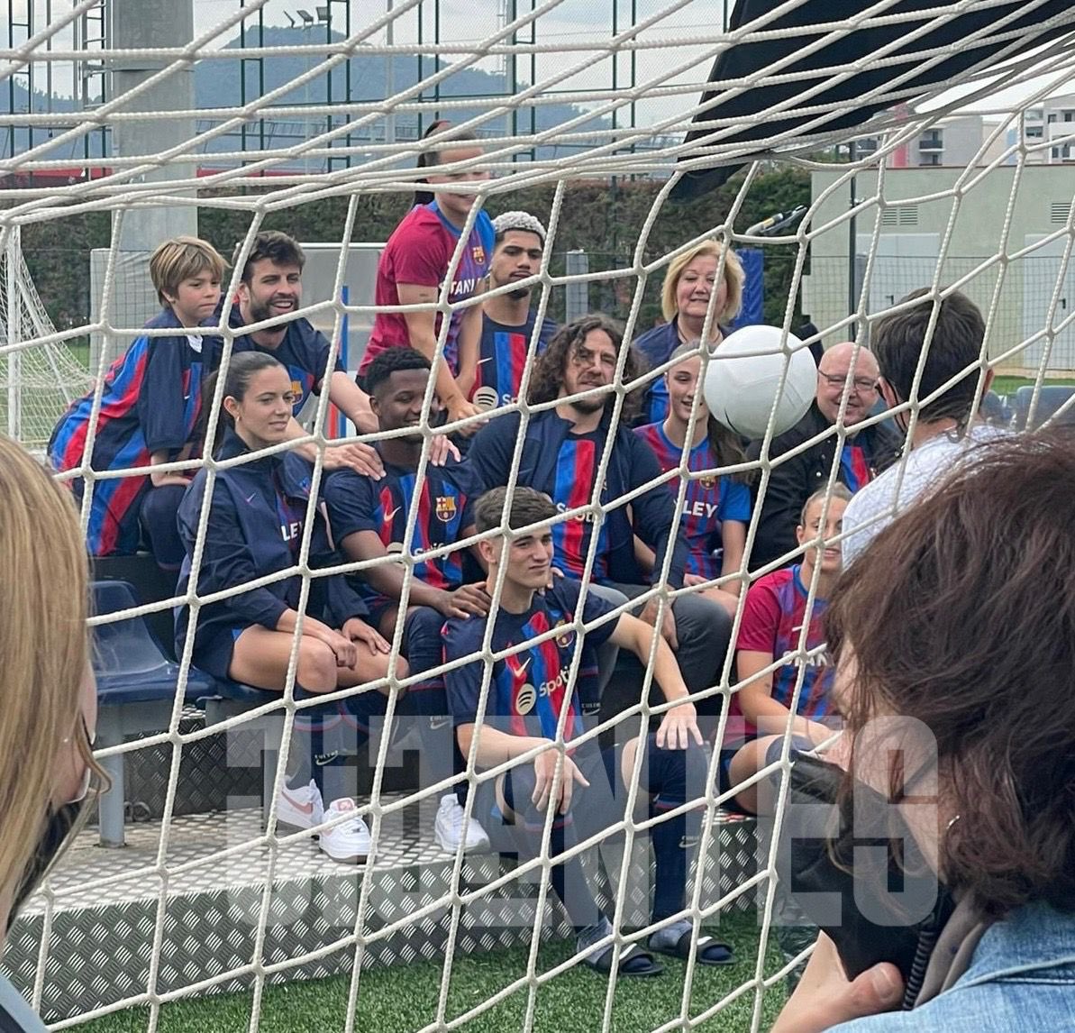 📸 OJO! FOTO <a href="/JijantesFC/">Jijantes FC</a> 

En el FCB sesión de fotos con nuevas camisetas y está GAVI!! En clave renovación 👀

Piqué, Araujo, Gavi, PUYOL 

Alexia, Pina, Bruna y Aitana 

La comentamos ahora en <a href="/TwitchES/">Twitch ES</a> 

twitch.tv/gerardromero