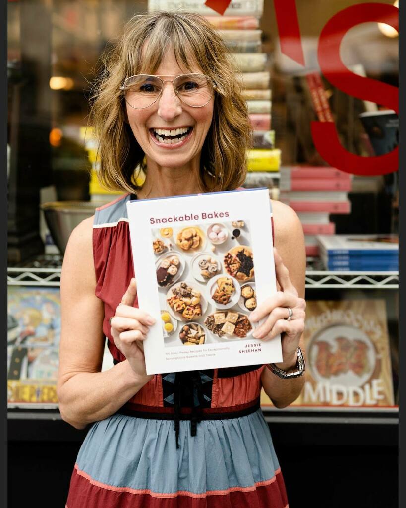 jessiesbakes's tweet photo. Peeps, @kerrybombe told me last night after our (dare I say) epic book talk at @_archestratus_ that I needed to post a pic of me holding #snackablebakes and so here we are (I mean when Kerry tells you to do something, you just do it, you feel me?). Link to order a signed cop… https://t.co/eSlPoNQhXL