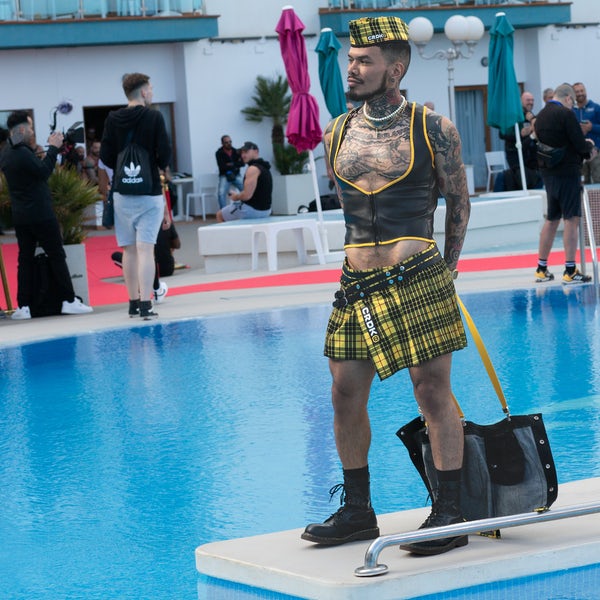 CRDKO_BCN's tweet photo. A mitad del catwalk de @grabbyseurope, @chicobravoparis se desprende de una falda leather con tirantes amarillos para descubrir un kilt de cuadros amarillos y negros. Bajo el chaleco ajustado lleva un arnés leather con engarces metálicos, #cerdako #cerdako #sen6two #bravofucker https://t.co/hq4iZ2LD3a
