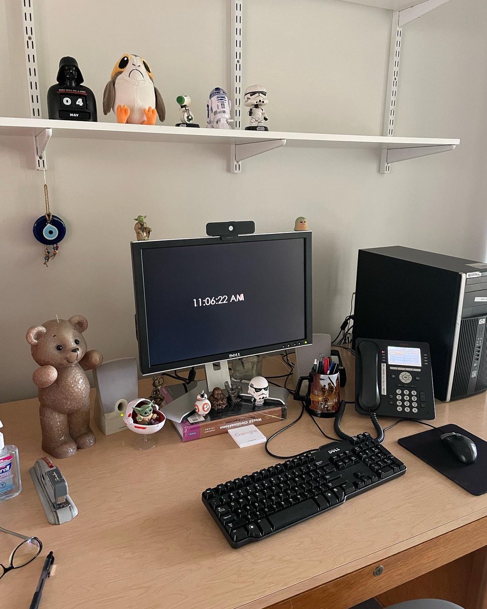 MonicaoTo's tweet photo. #maythe4thbewithyou! Happy #starwarsday! New temporary office and view! 😄😄 Enjoy everyone and stay safe! #starwars #starwarsnerd #starwarsgeek #starwarslove #starwarsforlife #starwarseverything #starwarslife https://t.co/oAgAV8ip1V