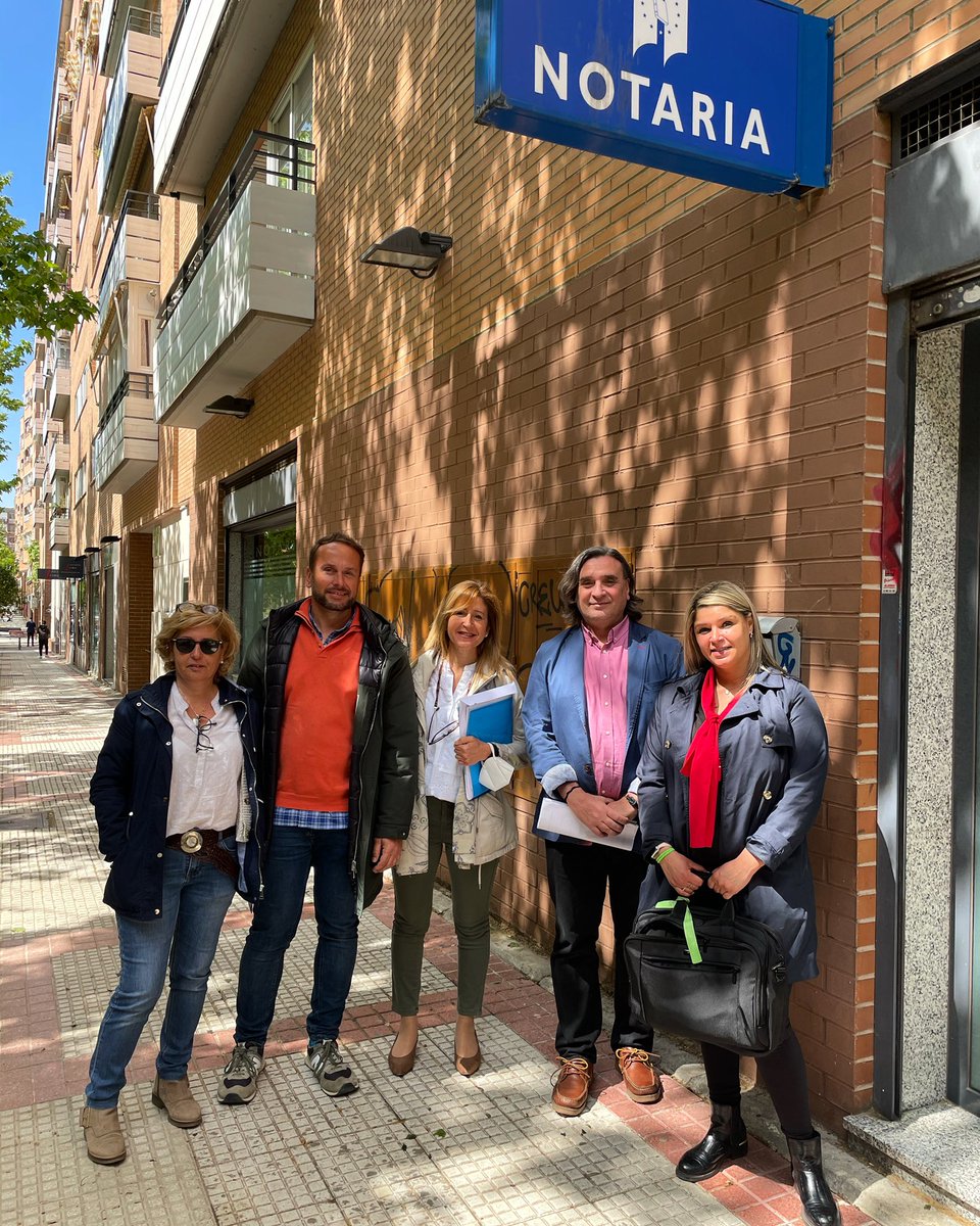 ValderasRedpiso's tweet photo. Hoy ha vuelto el sol a #Alcorcón para celebrar por todo lo alto la firma de un local que pusimos en venta en @valderasredpiso 👏🏼❤️☀️
¡Feliz #miércoles, familia! 🤗 @Red_Piso
#RedpisoAlcorcón #AlcorcónMola #LocalEnVenta #Notaria #Firma #Sign #Work #RealEstate #Miércoles https://t.co/SdusFb3Sz6