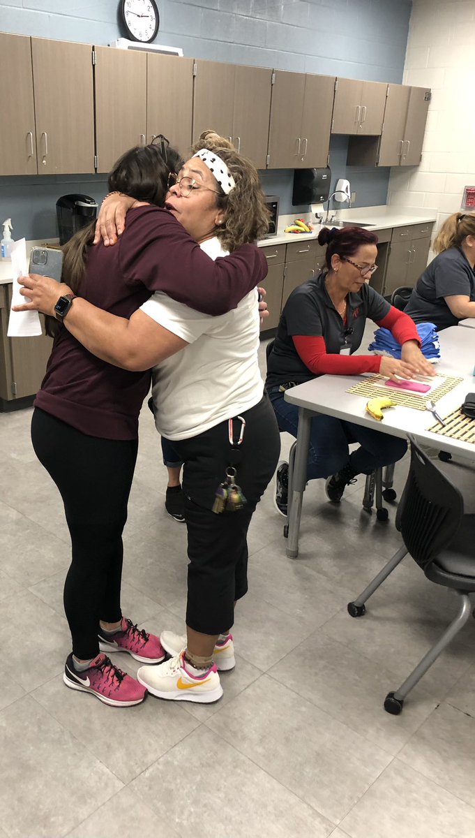 LizethKreidie's tweet photo. Our Spanish Honor Society is the best! @nogjess @Barajas502 #jhswarriors #turpiales #ourcustodiansarethebest ¡Honor a quien honor merece! https://t.co/aCnutxVBZK