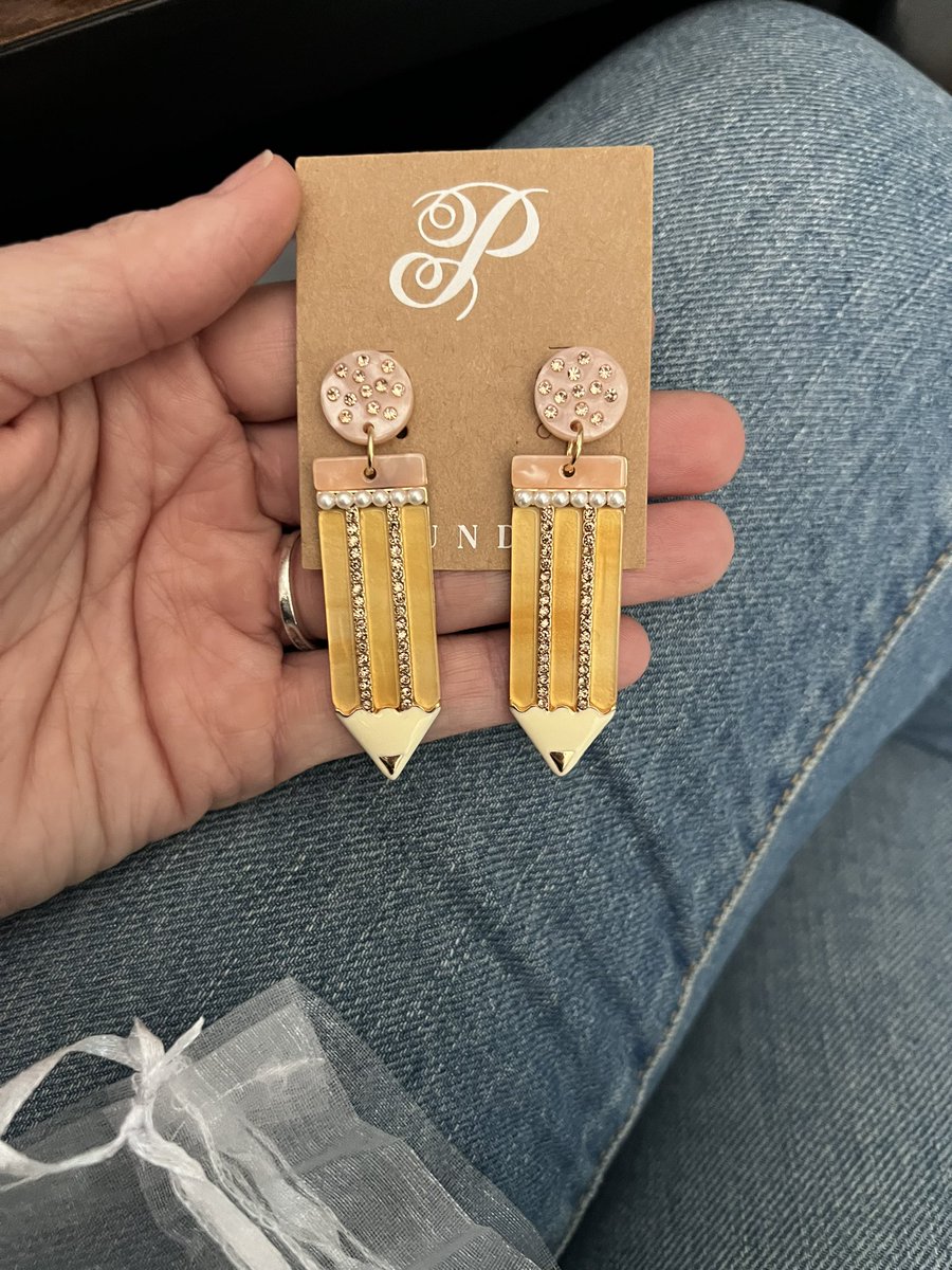 mrslittlekrista's tweet photo. Look at these adorable earrings from one of my firsties!! (PS Jean days are the best days!) #fowlerBINGO
@Alex2Inspire
@SassySimm https://t.co/kV6RFXc501