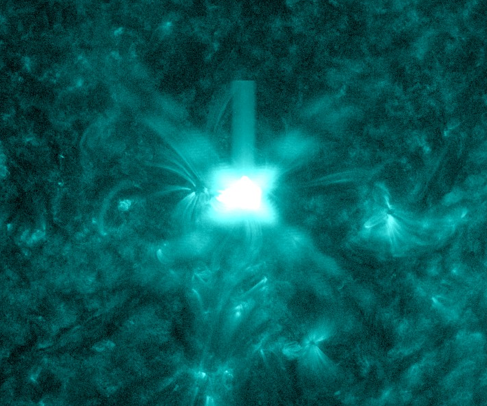 heliosfera's tweet photo. 2022-05-04  08:59:00 UTC: Destello clase M5.7 en nueva AR 13004 + bloque de radio moderado (R2)
Imagen SDO/AIA-131 https://t.co/BAbSttmU3y