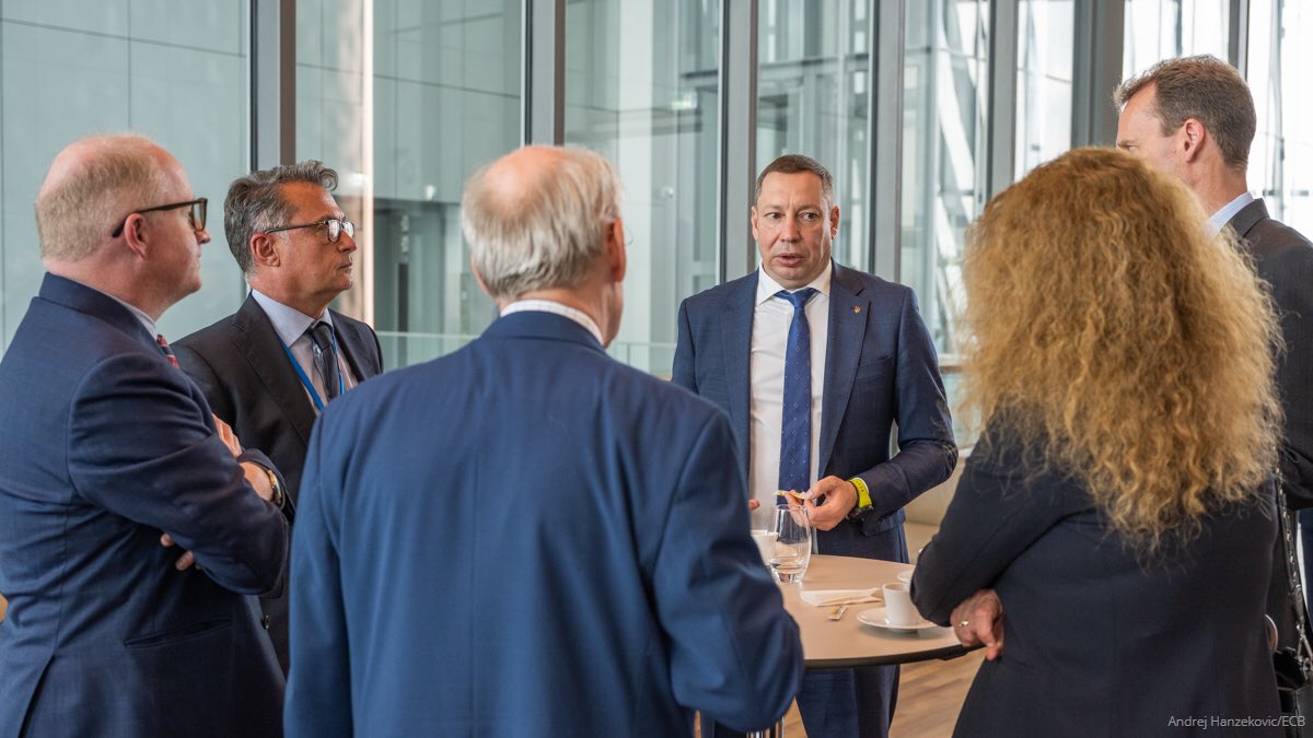 ecb's tweet image. Маємо за честь вітати Голову Національного Банку України Кирила Шевченка на нашому сьогоднішньому спеціальному засіданні Генеральної Ради ЄЦБ, де він поінформував нас про економічні наслідки війни.
 
Ми стоїмо разом з народом України

1/2

@NBUkraine @KyryloShevchen1