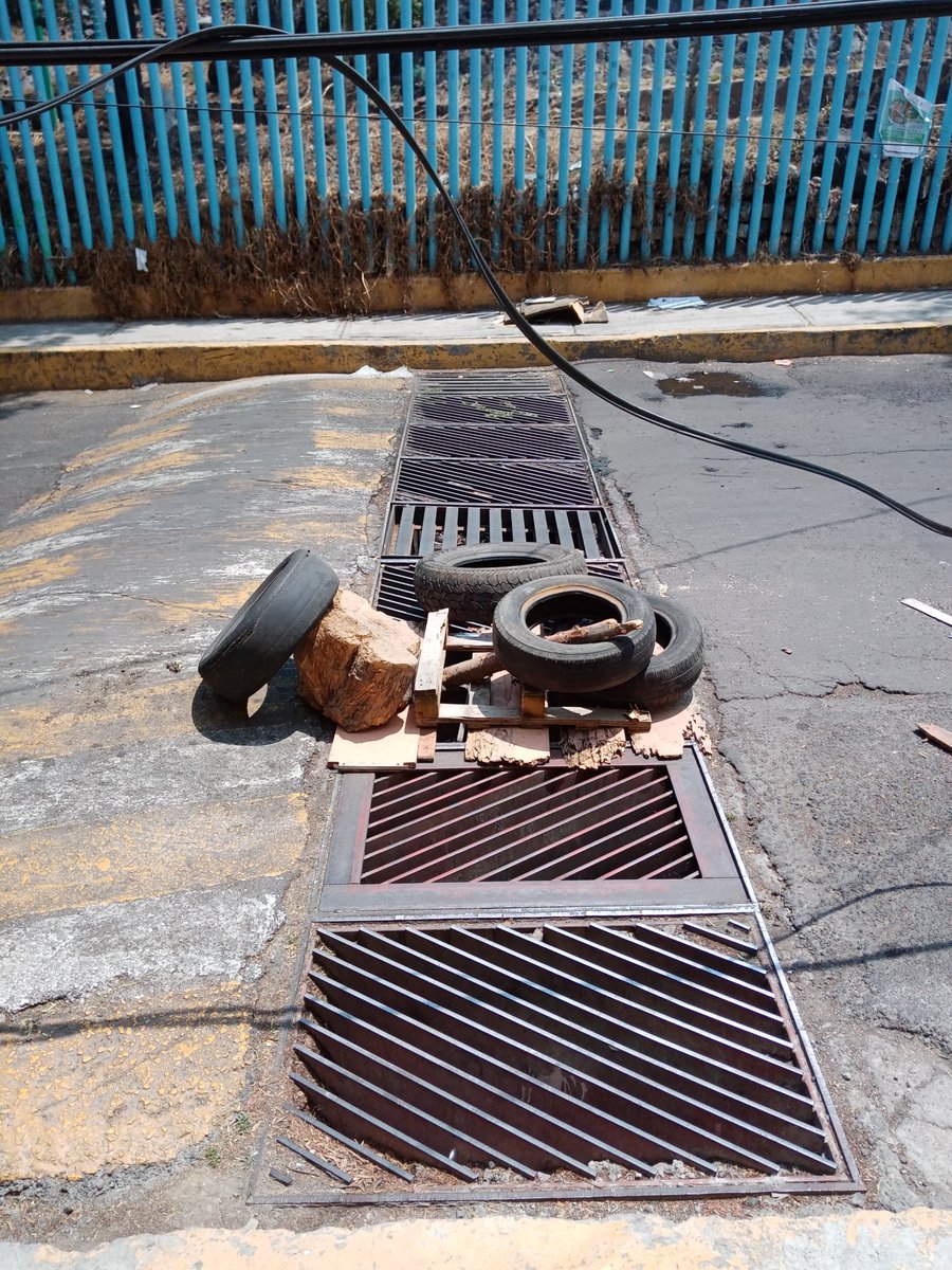 heriber30716585's tweet photo. @Alc_Iztapalapa @ClaraBrugadaM urge reparar rejas de alcantarillado y alzar cables de la calle Mina de plata, entre Lemus y Maíz, Col. Xalpa. https://t.co/bbCnslosAw