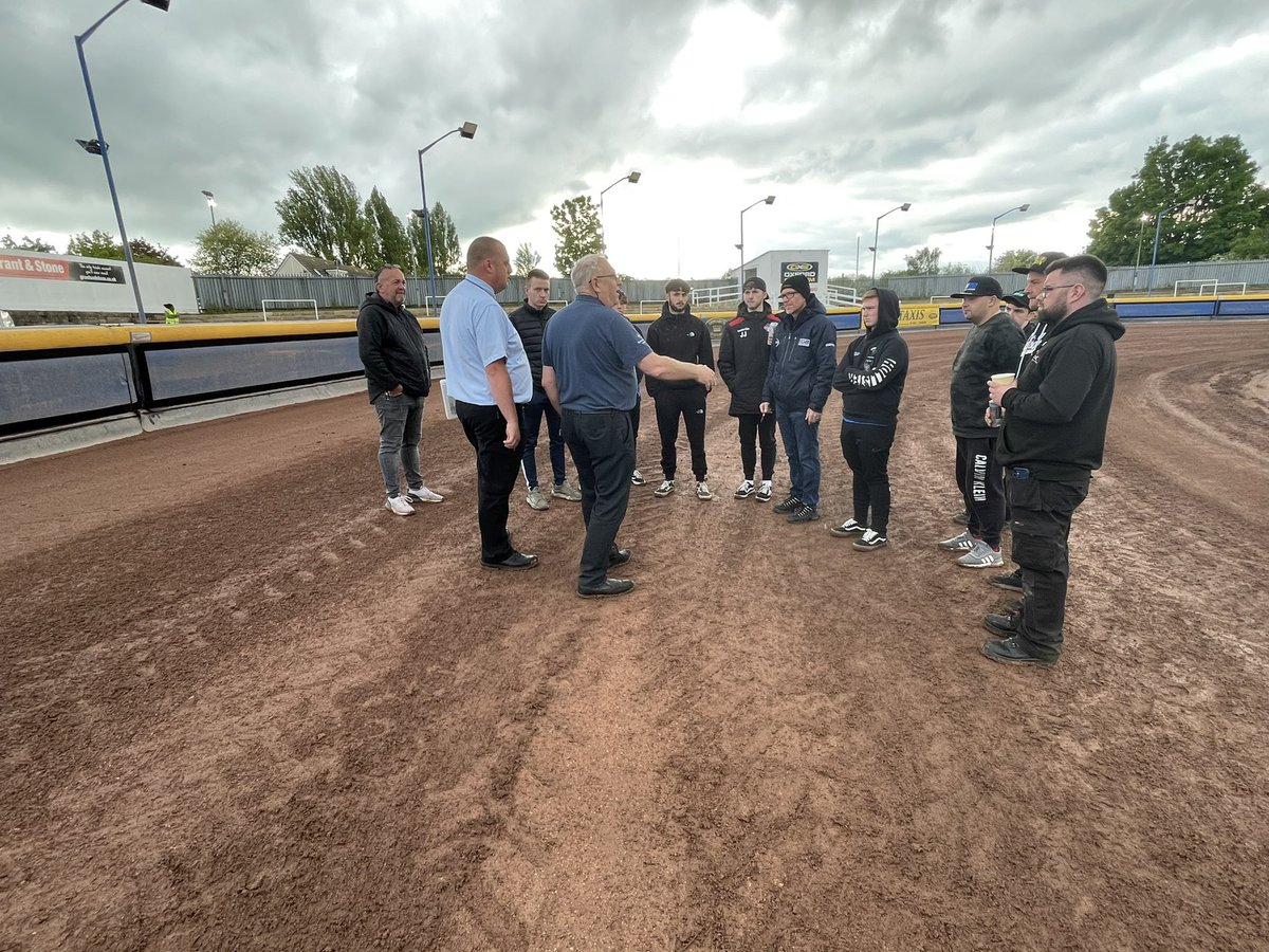 Oxford Chargers 🆚 Berwick Bullets is 🔜

Rider briefing with tonight’s referee ✅
