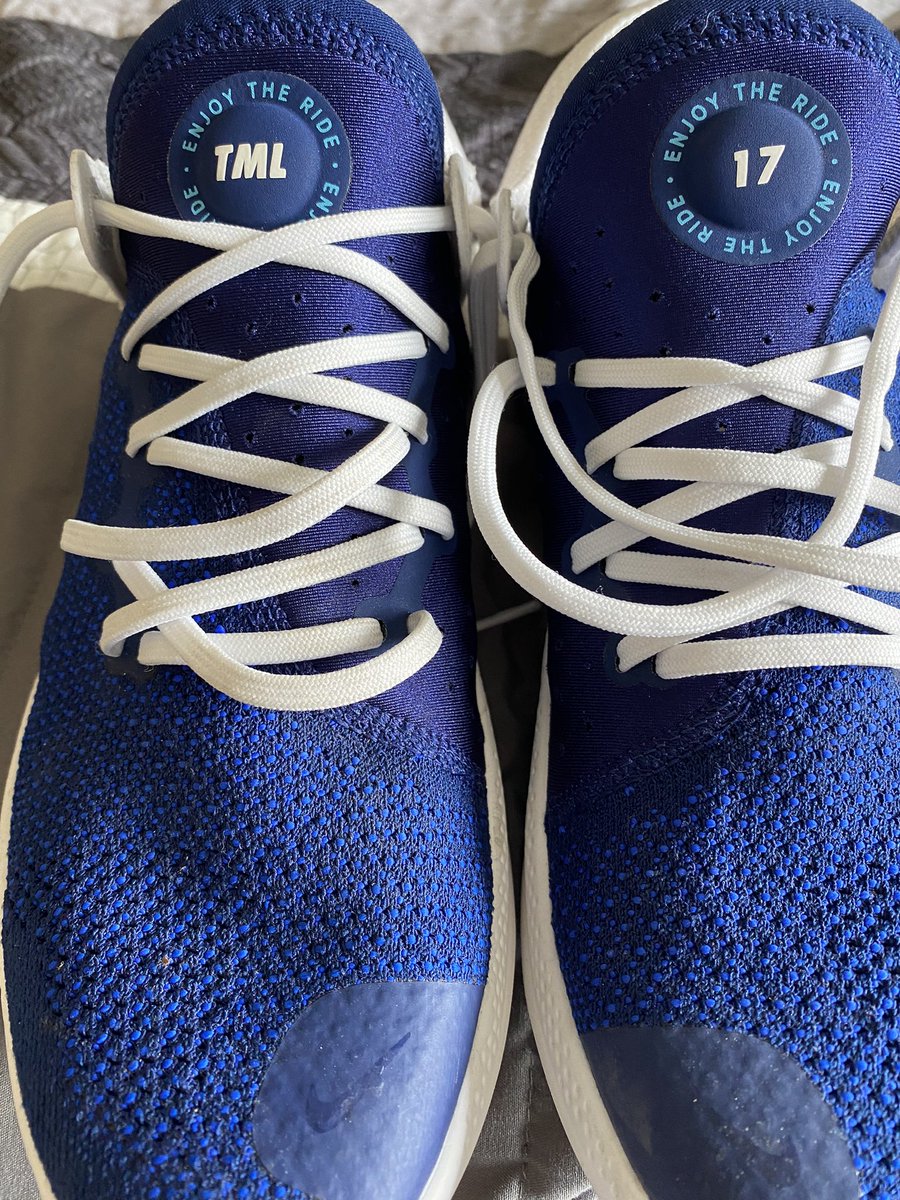 Butchard_IG's tweet photo. @victoriastewxrt Rocking these custom@bad boys tonight, from build your own on @nikestore LFG leafs! https://t.co/lRAmDOMir8