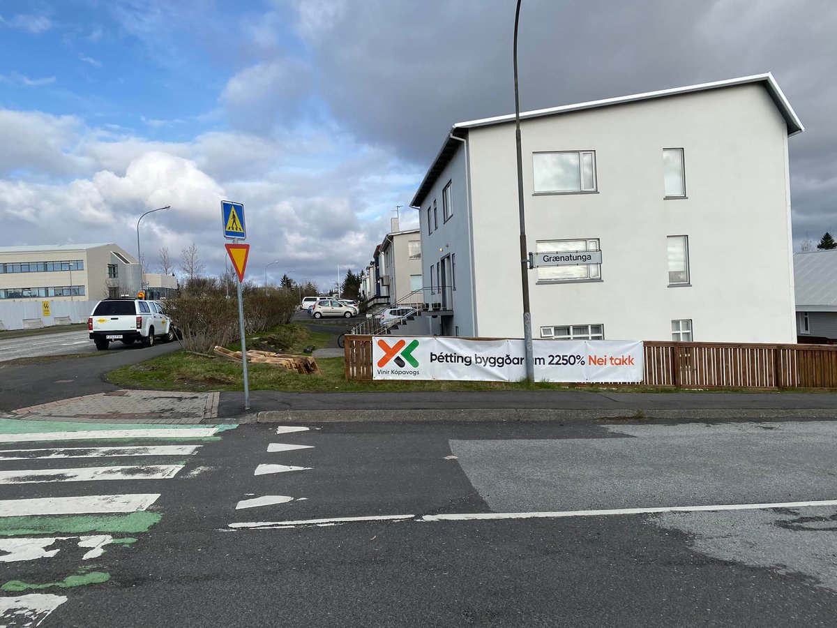 johann787's tweet photo. Mig langaði að upplýsa @vinirkopavogs að það er kominn einn borði á Digranesveginn og þeir verða fleiri þar. #kosningar2022 #vinirkopavogs #kopavogur https://t.co/kGCZMWH2Ql