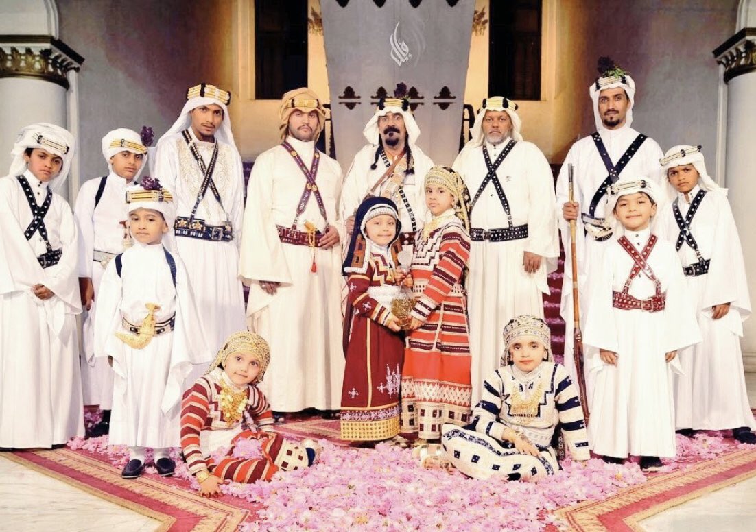 Columbuos's tweet photo. غير صحيح هذا زي أتى مع الحجاج الهنود عبر سنوات طويلة وبقيت جالية منهم، أما الزي السعودي العربي للحجاز منذ القدم هو الظاهر بالصورة. https://t.co/fA4thouJHu