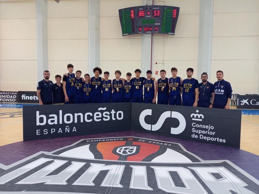 UCAMMurcia's tweet photo. ❤️ Enormes, chicos, enormes.

🙁 El #JuniorA se queda en los octavos del #FEBJuniorM2022 tras caer ante @Penya1930, campeón catalán y favoritos al título, por 86-53.

✊🏻 Muy orgullosos de un equipo muy lastrado por las lesiones que se ha vaciado en la pista.

🏀 #CanteraCAIXABANK https://t.co/NBMUWgpagW