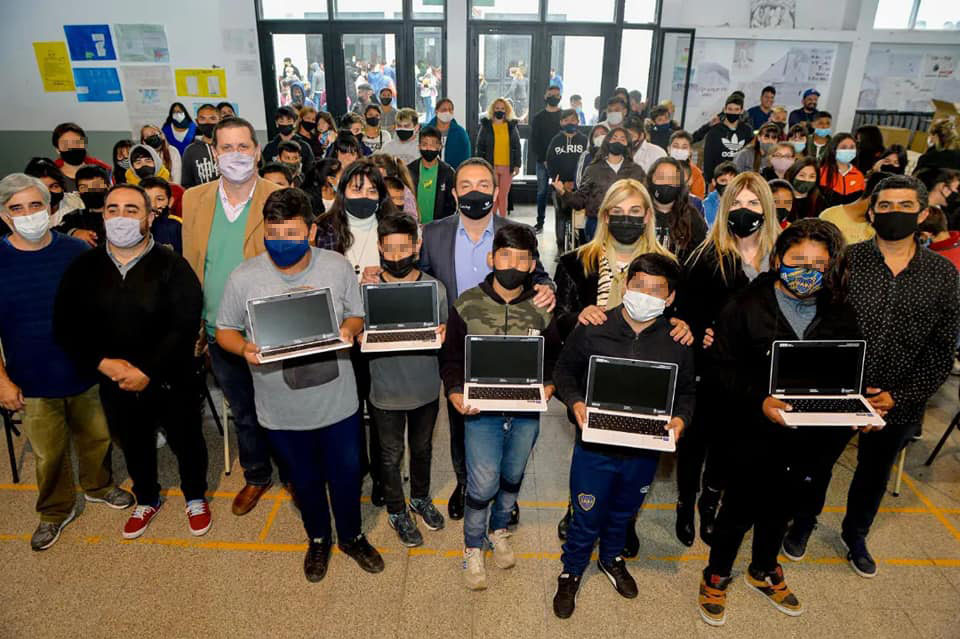 AgenciaComBA's tweet photo. 💻 #FlorencioVarela: Watson entregó netbooks del Plan Federal “Juana Manso” a alumnos y alumnas varelenses

El intendente calificó a las unidades como "elementos de inclusión, como clave en el proceso pedagógico". https://t.co/RJtevQfCkX

#Educación #PlanFederal @Andreswatsonok https://t.co/LiT6iatLY8