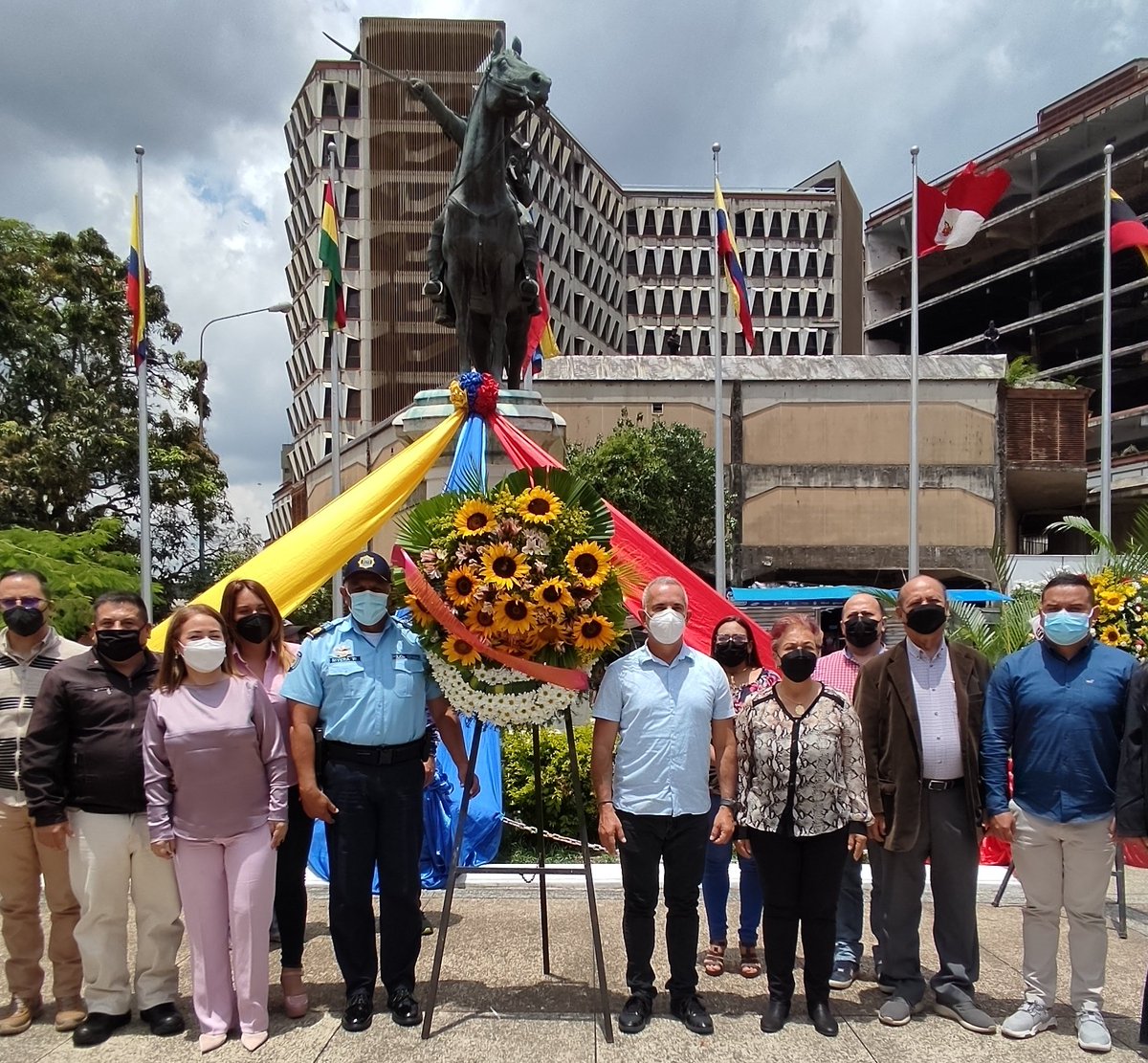 Hoy en la Plaza Bolívar de #SanCristóbal junto a los Sindicatos de Trabajadores del estado #Táchira, conmemoramos el Día del Trabajador, en honor a esos hombres y mujeres que han resistido a los embates económicos y continúan luchando por sacar adelante a nuestra entidad.