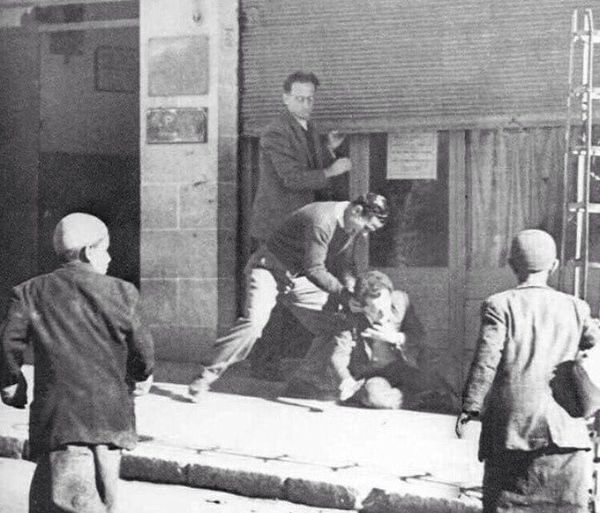 صورة لفلسطيني يطعن صحفي صـ.هـ.يوني في القدس بعد إساءته للرسول ﷺ عام 1947.