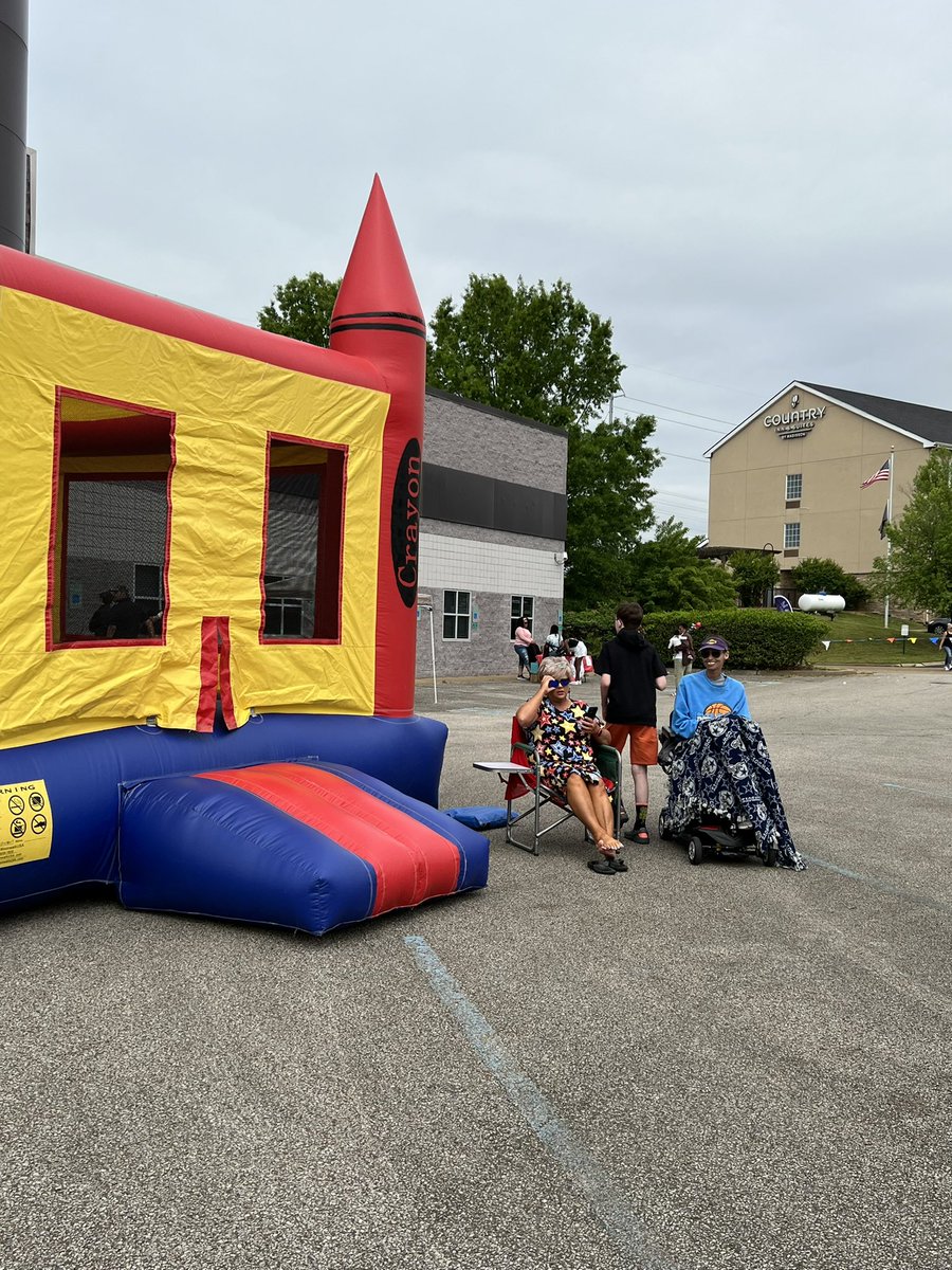 LarkinsVFL's tweet photo. JASA carnival is rockin!! #JASArockets #celebrate #familyfuntimes @JMCSchools https://t.co/Bcy0dTUtVz