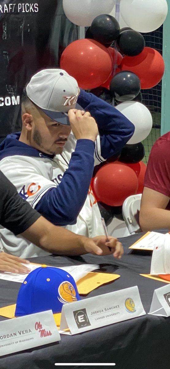 Blfigue's tweet photo. @Blfigue
#signingdayforthesquad
#keystonebaseball
#thankyoucoaches
#thankyousquadboys
#gogiants
#5
@KeystoneBase
@CoachStevensKC
@Jshev21
@rsmyth8
@ESBAcademy
@DeanKanganis
@RichieAPalmer
@robertmartin_25 https://t.co/BeDD46XPrb