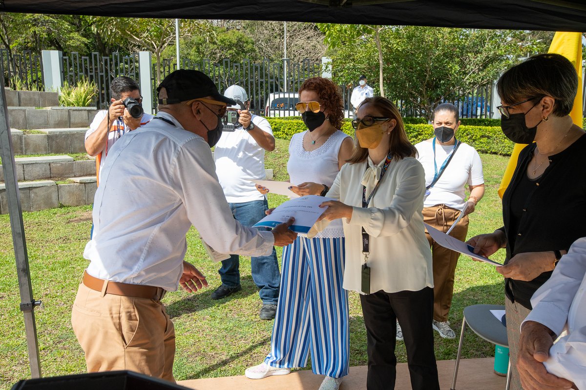 La pandemia ha sido una prueba compleja para el país y las instituciones públicas. En <a href="/GrupoICEcr/">Grupo ICE</a>, hemos logrado hacerle frente gracias al trabajo técnico de distintos equipos, a los cuales hoy les brindamos un merecido reconocimiento institucional. ¡Gracias por su trabajo!
