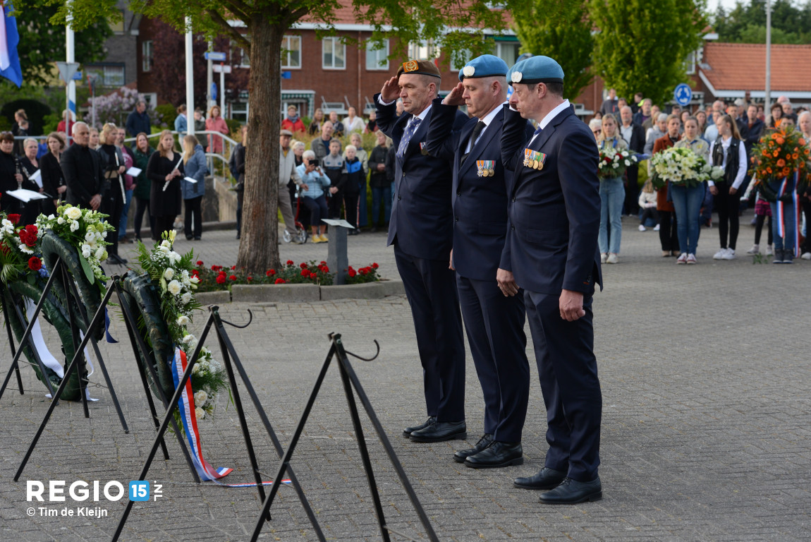 De herdenking bij het herdenkingsmonument op de #Dorpskade in #Wateringen #4mei #NationaleHerdenking