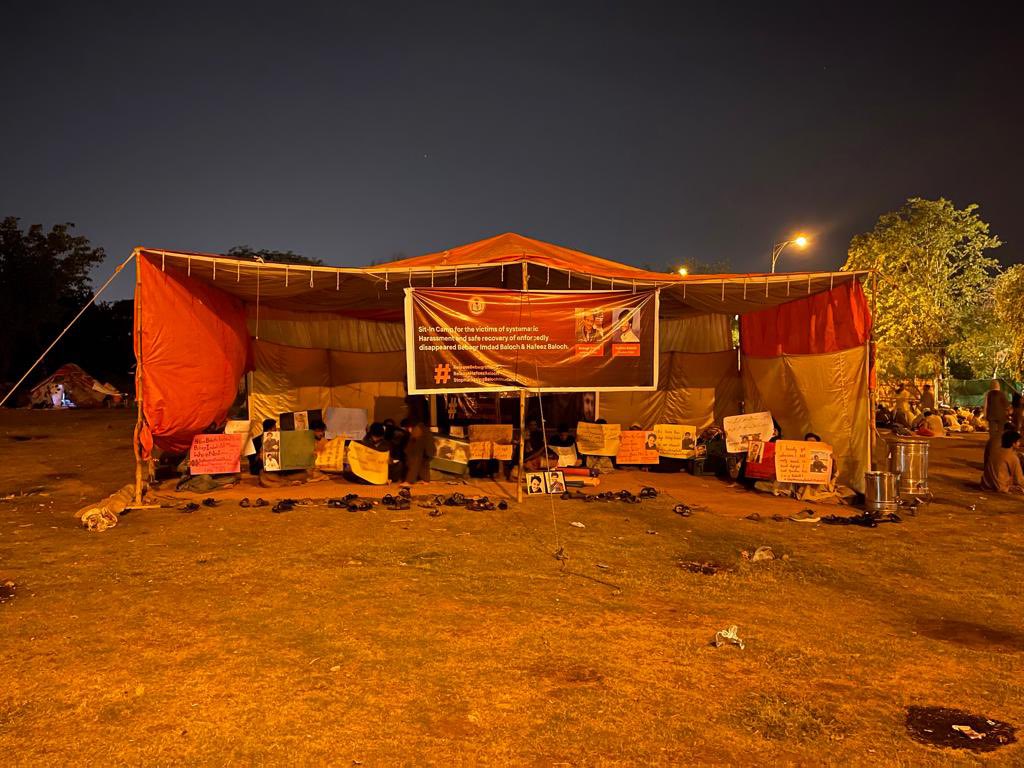 BSCIslamabad's tweet photo. Baloch students camp for the safe recovery of Bebagr Imdad and the safe Release of Hafeez Baloch in the capital city  Islamabad continues while their demands remain unheard. 
#ReleaseBebargImdad 
#ReleaseHafeezBaloch 
#StopHarassingBalochStudents https://t.co/wx7unoEEit
