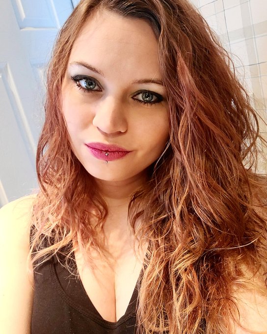 Il ne reste que 3 heures pour particip&eacute;! Votez et recevez des prix! Concours manyvids jaune!  @manyvids<a href="/tag/mvpromo"class="tags"><span>#mvpromo</span></a>